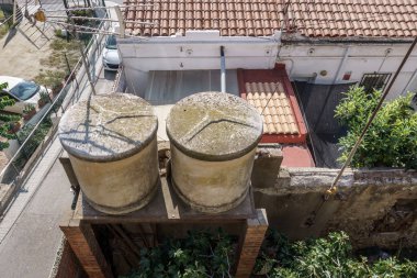 Büyüyen Kuraklık Krizi Ortasında Çatı Su Depolama Tanklarına Bir Bakış Çevresel Bilinç Kampanyaları İçin Mükemmel Bir Görüntü.