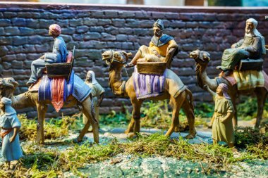 Geleneksel doğum sahnesinde doğunun üç kralını temsil eden Clay figürleri.