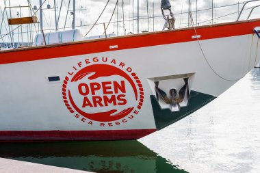 Badalona, İspanya-6 Aralık 2023. Astral, denizcilik kurtarma gemisi sivil toplum örgütü Open Arms tarafından yönetiliyor. Badalona Limanı, İspanya