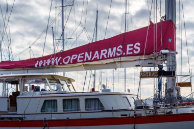 Badalona, İspanya-6 Aralık 2023. Astral, denizcilik kurtarma gemisi sivil toplum örgütü Open Arms tarafından yönetiliyor. Badalona Limanı, İspanya