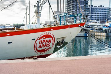 Badalona, İspanya-6 Aralık 2023. Astral, denizcilik kurtarma gemisi sivil toplum örgütü Open Arms tarafından yönetiliyor. Badalona Limanı, İspanya