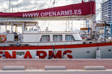 Badalona, İspanya-6 Aralık 2023. Astral, denizcilik kurtarma gemisi sivil toplum örgütü Open Arms tarafından yönetiliyor. Badalona Limanı, İspanya