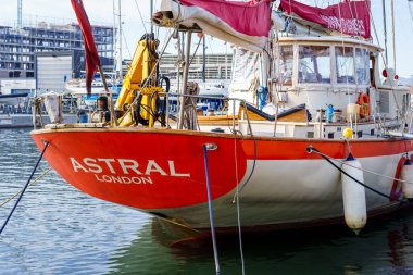 Badalona, İspanya-6 Aralık 2023. Astral, denizcilik kurtarma gemisi sivil toplum örgütü Open Arms tarafından yönetiliyor. Badalona Limanı, İspanya