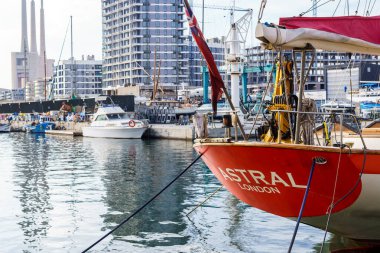 Badalona, İspanya-6 Aralık 2023. Astral, denizcilik kurtarma gemisi sivil toplum örgütü Open Arms tarafından yönetiliyor. Badalona Limanı, İspanya