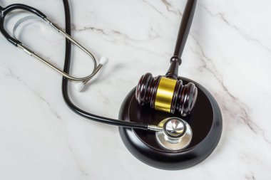 Yargıç Gavel ve steteskop. Tıp hukuku, yanlış tedavi kararı.