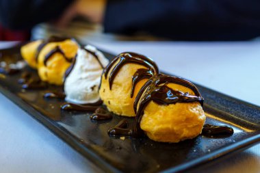 Profiterol tepsisi, kremalı börek hamuruyla yapılan bir Fransız hamur işidir. Genellikle erimiş çikolatayla servis edilir.
