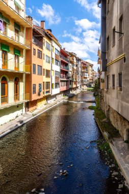 River Ter, İspanya 'nın Girona kentindeki Camprodon kasabasının önünden geçerken,.