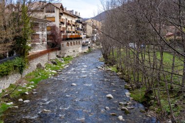 River Ter, İspanya 'nın Girona kentindeki Camprodon kasabasının önünden geçerken,.