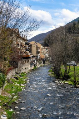 River Ter, İspanya 'nın Girona kentindeki Camprodon kasabasının önünden geçerken,.