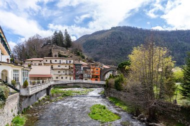 River Ter, İspanya 'nın Girona kentindeki Camprodon kasabasının önünden geçerken,.