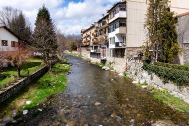 River Ter, İspanya 'nın Girona kentindeki Camprodon kasabasının önünden geçerken,.