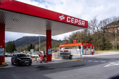 Girona, İspanya - 29 Mart 2024. Cepsa benzin istasyonunda Cepsa logosu. Cepsa, İspanyol çok uluslu petrol ve doğalgaz şirketi..