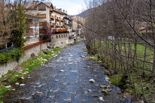 River Ter, İspanya 'nın Girona kentindeki Camprodon kasabasının önünden geçerken,.