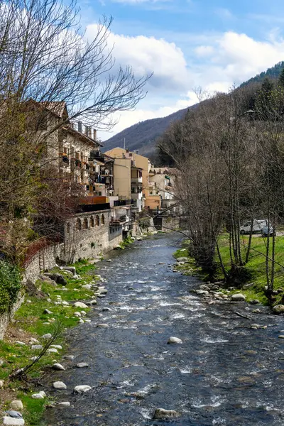 River Ter, İspanya 'nın Girona kentindeki Camprodon kasabasının önünden geçerken,.