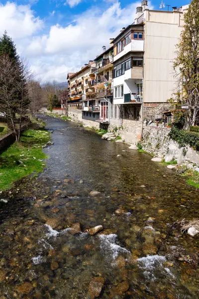 River Ter, İspanya 'nın Girona kentindeki Camprodon kasabasının önünden geçerken,.