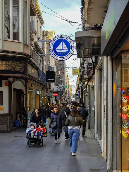 Badalona, İspanya - Nisan 06, 2025. Badalona alışveriş caddesi, Carrer de Mar