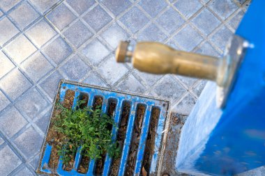 Kapalı Su Musluğu Kuraklık Kısıtlamalarını sembolize ediyor. İlgili, çünkü bu hayati kaynağı korumak için kuraklık ve su kısıtlamaları sırasında alınan tedbirleri temsil ediyor..