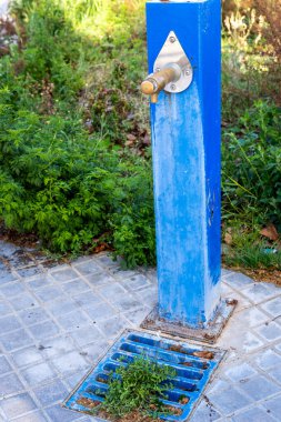 Kapalı Su Musluğu Kuraklık Kısıtlamalarını sembolize ediyor. İlgili, çünkü bu hayati kaynağı korumak için kuraklık ve su kısıtlamaları sırasında alınan tedbirleri temsil ediyor..