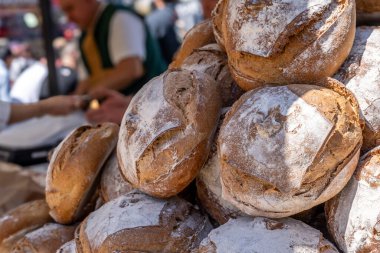 Taze pişmiş Artisan Ekmeği Açık Markette sergilendi