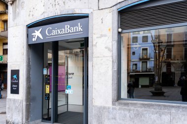 Barselona, İspanya - 21 Şubat 2024. CaixaBank, 2011 yılında Barcelona 'da Caja de Ahorros y Pensiones de Barcelona tarafından kurulan bir İspanyol bankasıdır.