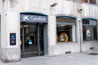 Barselona, İspanya - 21 Şubat 2024. CaixaBank, 2011 yılında Barcelona 'da Caja de Ahorros y Pensiones de Barcelona tarafından kurulan bir İspanyol bankasıdır.
