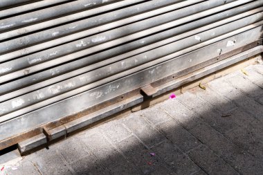 Kapalı metal bir kepenkte aşınma ve kırık boya izleri var. Kriz konsepti, ana cadde dükkanlarındaki satışların azaltılması.