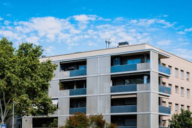 Yumuşak Bulutlu Açık Mavi Gökyüzü Altında Modern Ofis Binası