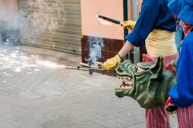 Kordonlar Ateşli Dans: Geleneksel Katalan Festivali 'nde Bir Ejderha Soluyan Havai fişekler.