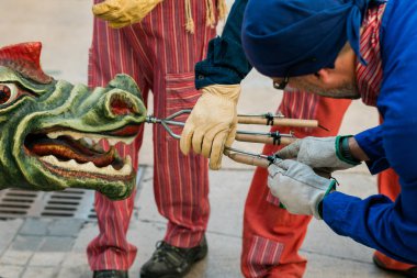Kordonlar Ateşli Dans: Geleneksel Katalan Festivali 'nde Bir Ejderha Soluyan Havai fişekler.