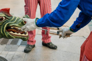 Kordonlar Ateşli Dans: Geleneksel Katalan Festivali 'nde Bir Ejderha Soluyan Havai fişekler.