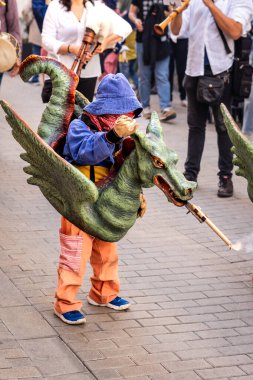 Kordonlar Ateşli Dans: Geleneksel Katalan Festivali 'nde Bir Ejderha Soluyan Havai fişekler.