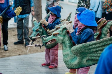 Kordonlar Ateşli Dans: Geleneksel Katalan Festivali 'nde Bir Ejderha Soluyan Havai fişekler.