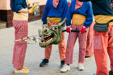 Kordonlar Ateşli Dans: Geleneksel Katalan Festivali 'nde Bir Ejderha Soluyan Havai fişekler.