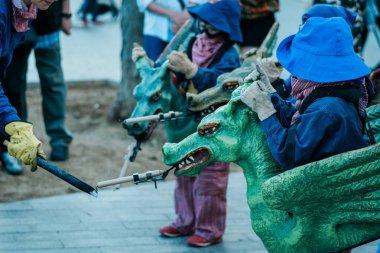 Kordonlar Ateşli Dans: Geleneksel Katalan Festivali 'nde Bir Ejderha Soluyan Havai fişekler.