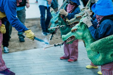 Kordonlar Ateşli Dans: Geleneksel Katalan Festivali 'nde Bir Ejderha Soluyan Havai fişekler.