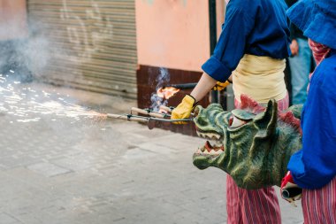 Kordonlar Ateşli Dans: Geleneksel Katalan Festivali 'nde Bir Ejderha Soluyan Havai fişekler.