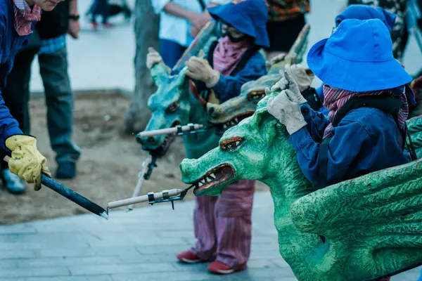 Kordonlar Ateşli Dans: Geleneksel Katalan Festivali 'nde Bir Ejderha Soluyan Havai fişekler.