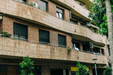 Kentsel Yeşillik: Balkon ve Bitkilerle İlgili Konut Binası. Kentsel yaşama modern bir yaklaşım, yerleşim tasarımında mimariyle bütünleşen doğa