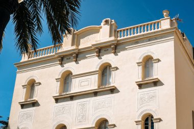 Berrak Mavi Gökyüzü Altındaki Karışık Stucco Detaylarıyla Zarif Koloni Bina Görünümü
