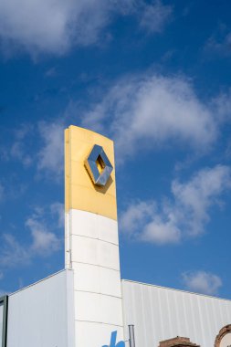 Barselona, İspanya Haziran 07, 2024. Fransız otomobil şirketi Renault 'nun araba galerisi, dışarıda. Açık mavi gökyüzü arkaplanı üzerinde logosu olan ön cephe ve tabela oluşturuluyor