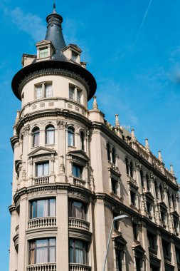 Zarif Avrupa Mimarisi: Mavi Gök Altında Tarihi Bina Cephesi Barselona, İspanya 'da süslü detaylarla donatılmış