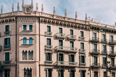 Barselona, İspanya 'da açık mavi gökyüzü altında detaylı balkonları olan klasik Avrupa mimarisi