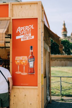 Barcelona, İspanya - 19 Haziran 2024 spritz, genellikle Campari, Aperol, Select ve Seltzer suyundan yapılan İtalyan alkollü aperatiftir..