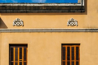 Klasik Avrupa Mimarisi: Tahta Pencereli Sarı Bina Cephesi