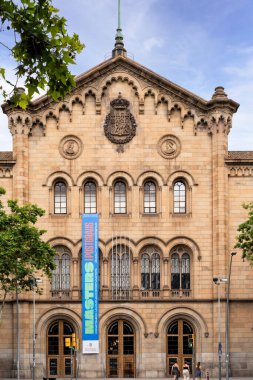 Barselona, İspanya-28 Temmuz 2024. Barselona Üniversitesi 'nin tarihsel cephesi açık bir günde mimari ve eğitimin sergilendiği