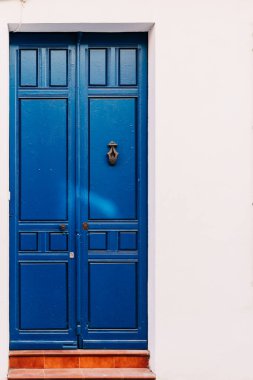 Beyaz Duvardaki Kobalt Mavi Kapısı: Mimari Karşıtlık ve Basitlik