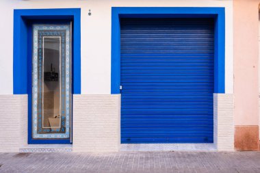 Dokuların Zıtlığı ve Renkli Şehir Cephesi. Kentsel bir cephede gelenek ve modernlik arasındaki görsel uyum