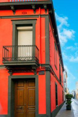Caddede Balkon ve Tarihi Binanın Canlı Kırmızı Cephesi