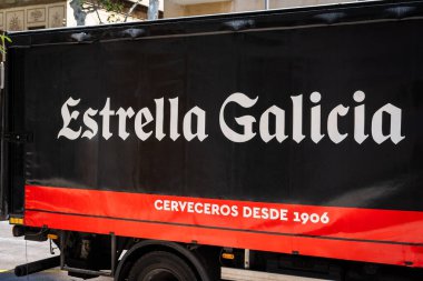 Barselona, İspanya-9 Ağustos 2024. Estrella de Galicia İspanyol bira dağıtım kamyonu.