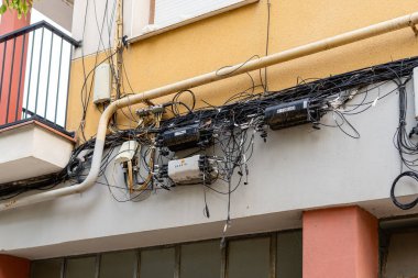 Barselona, İspanya... 8 Ekim 2024. Binaların ön cephesinde telekomünikasyon operatörlerinin aşırı kabloları var..